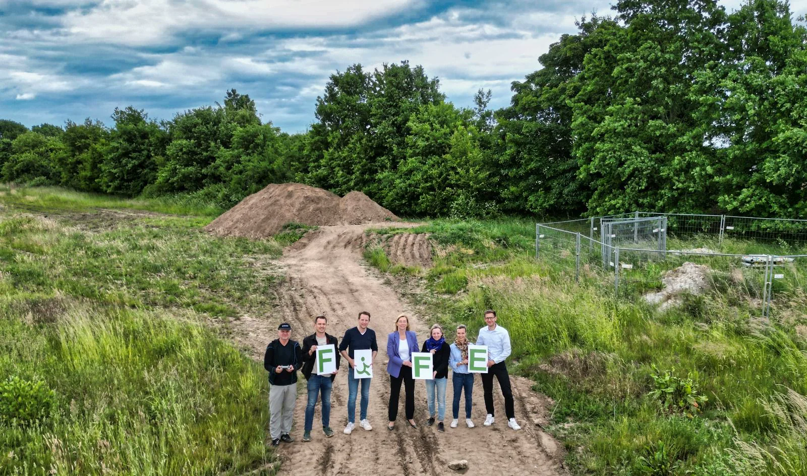 Mitglieder und Unterstützer der Förderinitiative auf der Fläche des künftigen Freizeitgeländes