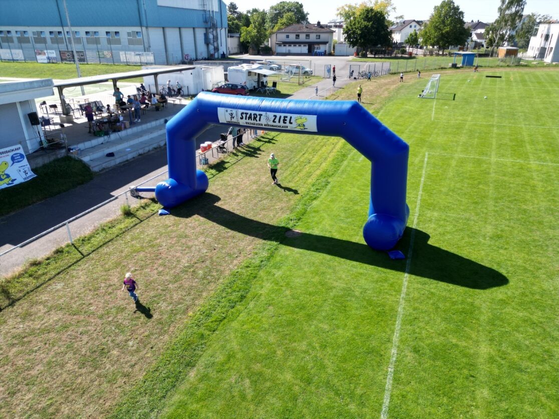 Start- und Zielbogen beim Spendenlauf auf dem Sportgelände Erzhausen