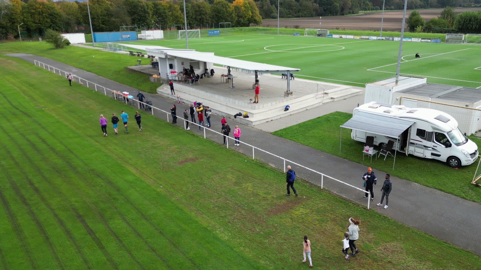 Luftbild des Spendenlaufs mit Teilnehmenden auf dem Sportgelände Erzhausen